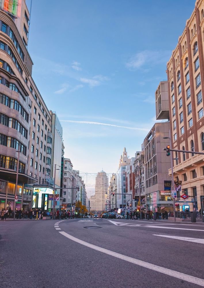 La Gran Vía de Madrid a la altura de Callao, con sus edificios de principios del siglo XX