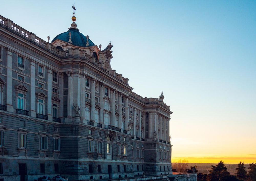 El Palacio Real de Madrid visto desde el costado, con la fachada de granito y piedra caliza