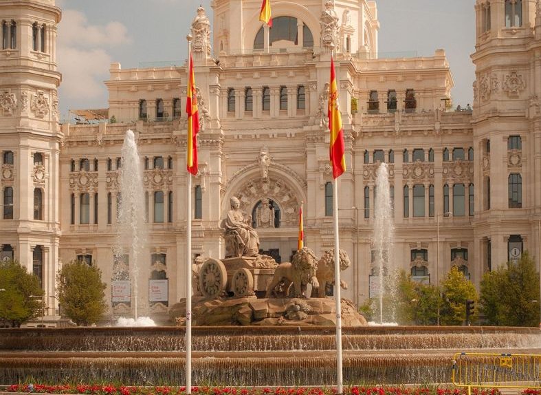 La fuente de Cibeles de Madrid con el Palacio de Cibeles al fondo