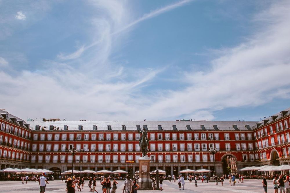 La Plaza Mayor de Madrid con sus soportales y la Casa de la Panadería