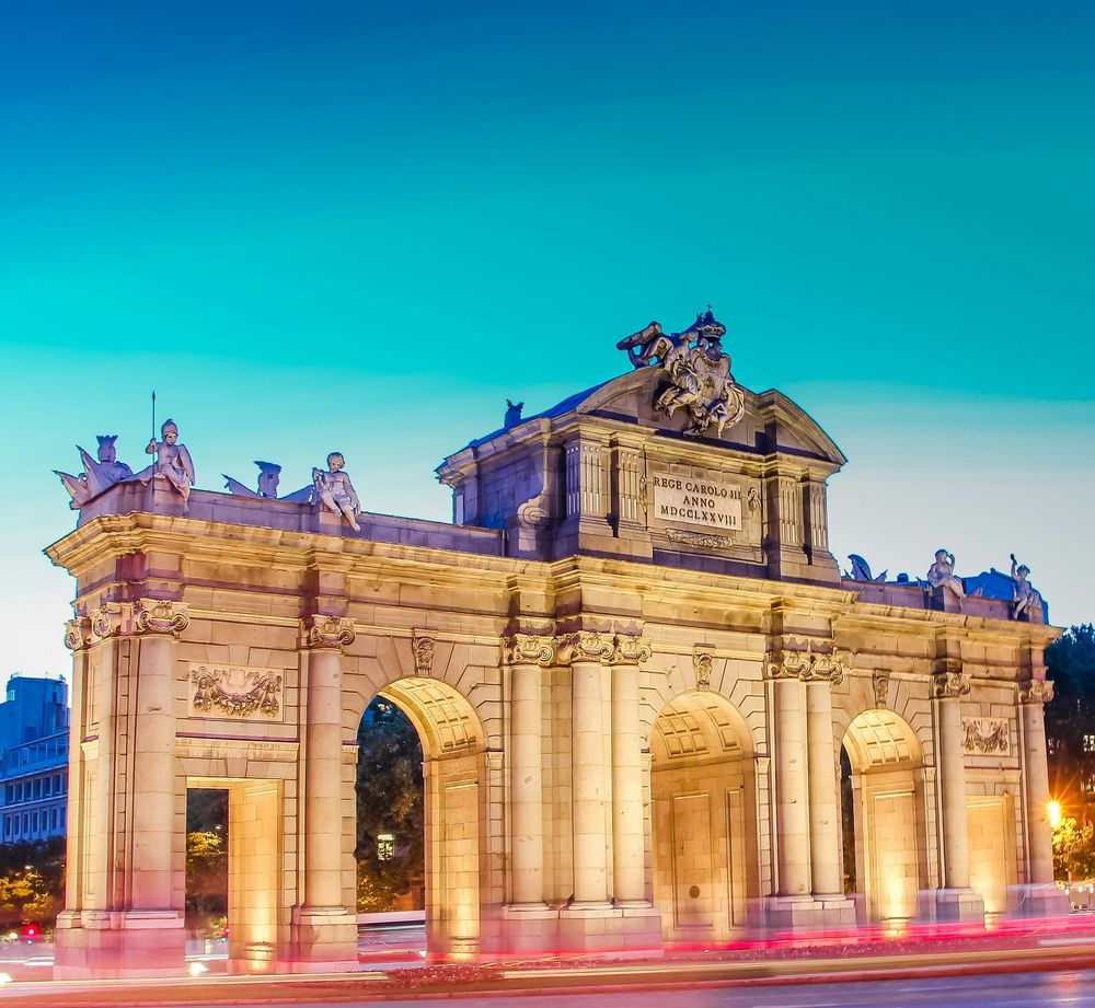 La Puerta de Alcalá de Madrid, arco neoclásico de cinco vanos
